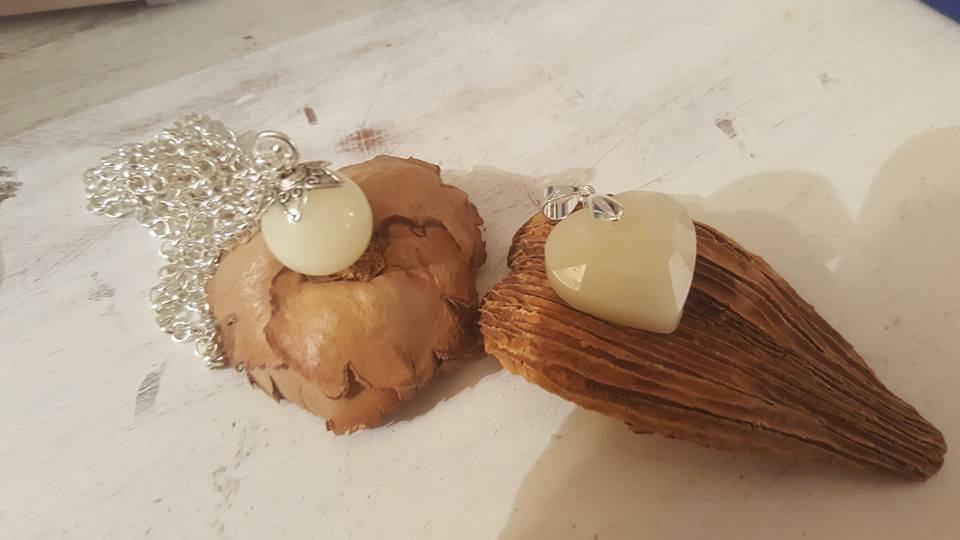 Gioielli fatti con latte materno